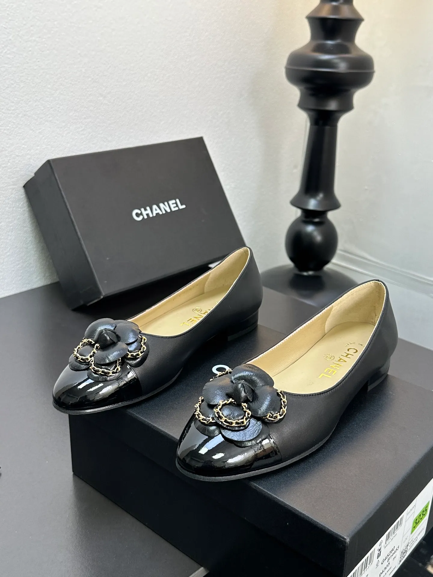 👟👟Ex-factory price 600👟👟 CHANEL｜Chanel Chanel 25C early spring new product Camellia series flat shoes This season’s Camellia series is really beautiful😍 Grandma Xiang’s family has always had the elegant and ladylike temperament, full of high-end sense! It’s very nice on the feet~ Whether worn barefoot or paired with skirts or trousers, it’s very versatile! Incomparably beautiful! Extraordinarily fairy 🧚 Overwhelmingly girly‼ ️ The upper is made of imported lambskin, the lining is made of mixed sheepskin, and the Italian A-grade leather outsole Size: 35-39 (40/41 customized)